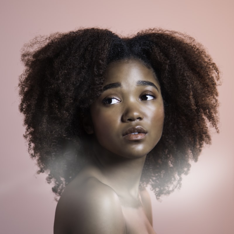 Cabelo com mechas loiras luminosas e aspecto saudável e sedoso