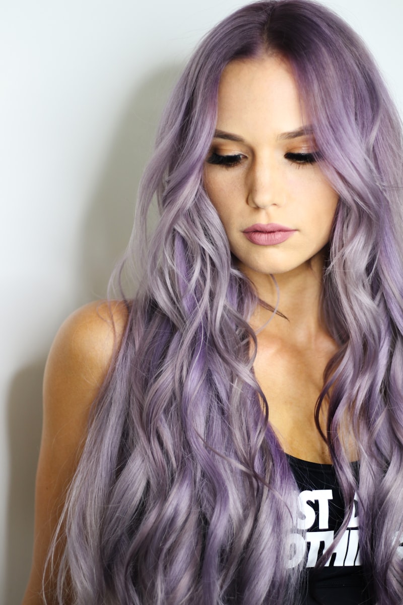 Penteado sofisticado para ocasiões solenes com detalhes refinados